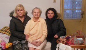 Paní Jelínková z Vestce je naše oblíbená klientka v přímé péči. Spolu se svými pečovatelkami Terezkou (vlevo) a Lenkou